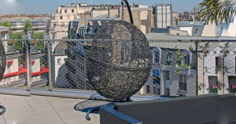 Une terrasse accessible doit présenter une protection contre les chutes adaptée. Une terrasse accessible doit présenter une protection contre les chutes adaptée.