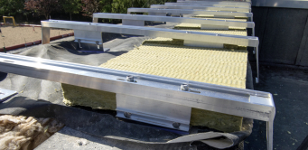 Les couvertines reposent sur un système composé de pattes extrudées et de pontets fixés dans le béton.