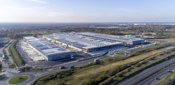 Les procédés photovoltaïques mis en œuvre en toiture engendrent des descentes de charges ponctuelles sur les bacs pouvant leur être préjudiciables : pour les éviter, les industriels ont mis au point des procédés spécifiques. (MIN de Nantes, architecte : cabinet Erik Giudice)