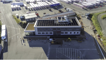 Le nouveau bâtiment, construit sur le site de l'usine de fabrication d'isolant en laine de roche, accueille les locaux administratifs. 