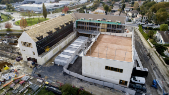 La toiture du gymnase accueille un second terrain de sport.