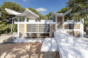 Conçu par l’architecte catalan Josep Lluís Sert, le bâtiment de la fondation Maeght a été construit dans les années 1960 selon les codes du courant moderniste. 