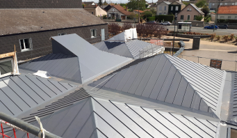 La toiture du centre culturel est composée de 30 pyramidaux.