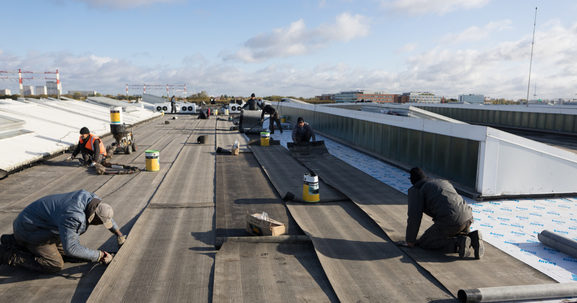 LQ8660931C_picture_0_cropped.jpg Sur la toiture du bâtiment C1 à Rungis, le procédé d'étanchéité installé a été choisi pour pouvoir accueillir les panneaux photovoltaïque dans un second temps.