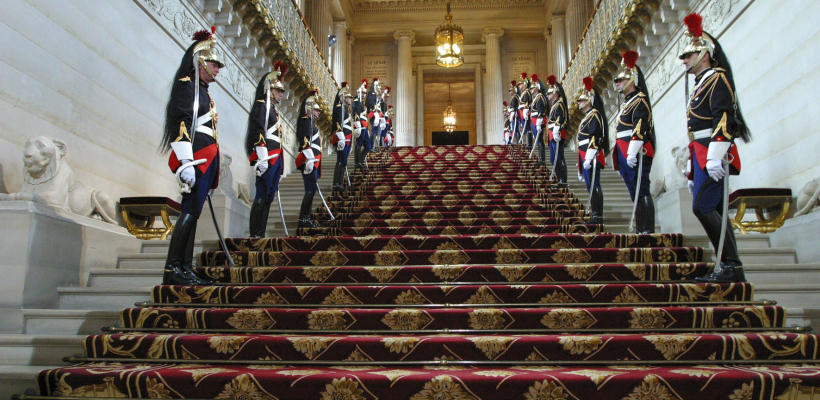 LQ8933001C_picture_0 Le Sénat accueille Alexandre Dumas à l’occasion du transfert de ses cendres au Panthéon. Cette cérémonie intervient après la célébration en France du bicentenaire de la naissance de Victor Hugo, en février, et d' Alexandre Dumas, en juillet. Après avoir quitté Villers-Cotterêts (Aisne), où est né Alexandre Dumas, puis le château de Monte-Cristo à Port-Marly (Yvelines), le cercueil de l'écrivain est accueilli dans la cour d'honneur du Sénat, où sera rendu dans l'après-midi, l'hommage de la Haute-Assemblée à l'écrivain, en présence d'élus et de représentants de l'Outre-mer.
bo
