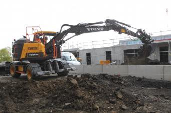 Le frein d’excavation automatique permet de commencer à travailler dès l’arrêt de la machine.