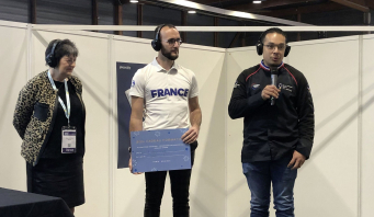 Samuel Fazilleau (au centre) et Simon Lor-Saw (à droite), ont reçu au Sifa une récompense pour Antoine Ditta des mains d'Hélène Besson, présidente de la commission formation au Snefcca.