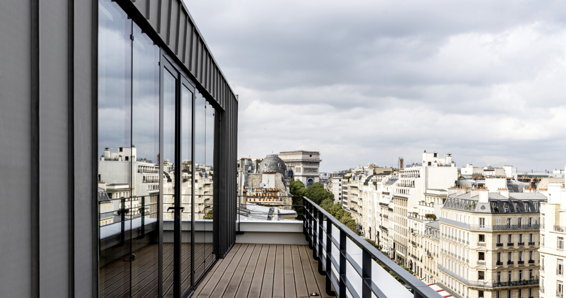 LQ10175664C_picture_0_cropped.jpg L'accès à un espace extérieur au bureau est un atout à la fois pour attirer les talents et pour faire gagner de la valeur au bien. (ici : le 17 Hoche à Paris, Axel Schoenert architectes)