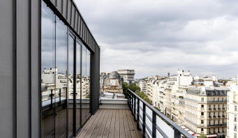 L'accès à un espace extérieur au bureau est un atout à la fois pour attirer les talents et pour faire gagner de la valeur au bien. (ici : le 17 Hoche à Paris, Axel Schoenert architectes)