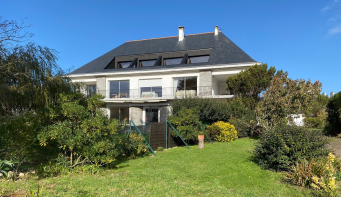 Une terrasse créée par la dépose d'une partie du toit est appelée "tropézienne". 