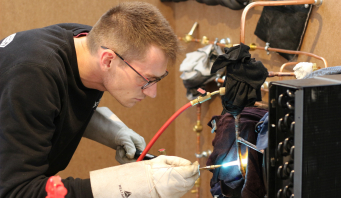 Thomas Geffre, le candidat frigoriste médaillé d'or lors des finales nationales WorldSkills s'entraîne pour les finales internationales à Lissieu, près de Lyon.