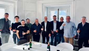 De gauche à droite : Antoine Le Jeune (M&A & Financial Officer Blue Pearl Energy), Rudy Maury (Chargé d’Affaire Cogeclim), Laurent Maury (Cogeclim), Sébastien Maury (Directeur GenieClim BET), André Maury (Président du Groupe Cogeclim), Eric de Seguins Pazzis (CEO & Co-founder Blue Pearl Energy), Allan Maury (Directeur Commercial Cogeclim), Olivier Fernandez (Directeur Général Cogeclim), Louis Laury (Directeur Général Cogeclim) et Gautier Germaine (CFO & Co-founder Blue Pearl Energy).