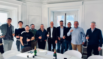 De gauche à droite : Antoine Le Jeune (M&A & Financial Officer Blue Pearl Energy), Rudy Maury (Chargé d’Affaire Cogeclim), Laurent Maury (Cogeclim), Sébastien Maury (Directeur GenieClim BET), André Maury (Président du Groupe Cogeclim), Eric de Seguins Pazzis (CEO & Co-founder Blue Pearl Energy), Allan Maury (Directeur Commercial Cogeclim), Olivier Fernandez (Directeur Général Cogeclim), Louis Laury (Directeur Général Cogeclim) et Gautier Germaine (CFO & Co-founder Blue Pearl Energy).