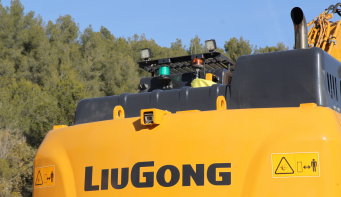 En France, le standard Lafarge inclu deux caméras (l’une à l’arrière, l’autre sur le côté droit) et un témoin lumineux de bouclage de la ceinture de sécurité.