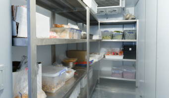 Le stockage en chambre froide doit être organisé pour respecter la réglementation sanitaire