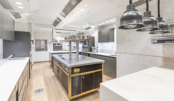 Un splendide piano Maestro by Bonnet, finition Black satin, s’accorde harmonieusement avec le mobilier sur-mesure réalisé par France Inox recouvert d’une peinture époxy dans les mêmes tons.