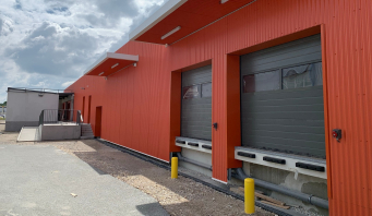 Les façades extérieures ont été recouvertes d’un bardage métallique isolant coloré qui apporte une touche harmonieuse à l‘ensemble de la réalisation.