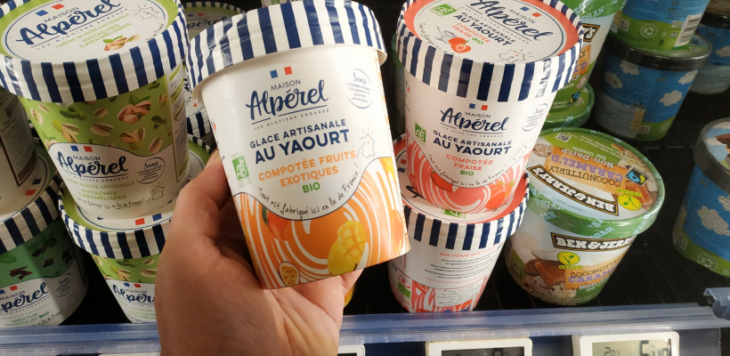 LQ10943954C_picture_0_cropped.jpg La gamme des Yaourts glacés et compotés bio, ici en rayon dans un magasin Monoprix en Bourgogne.