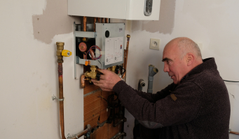 Pose d'une PAC hybride gaz dans une maison individuelle en rénovation.