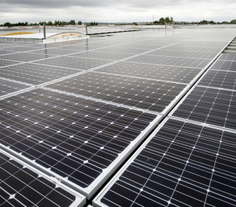 Les surfaces des toitures commerciales et industrielles offrent un grand potentiel aux centrales photovoltaïques. 