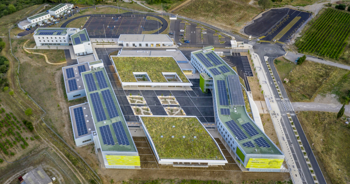LQ11229752C_picture_0_cropped.jpg De par sa conception, les bâtiments du nouveau lycée épousent les formes de son environnement.