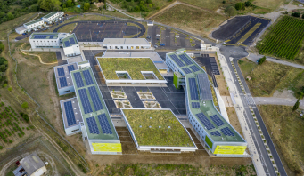 De par sa conception, les bâtiments du nouveau lycée épousent les formes de son environnement. 