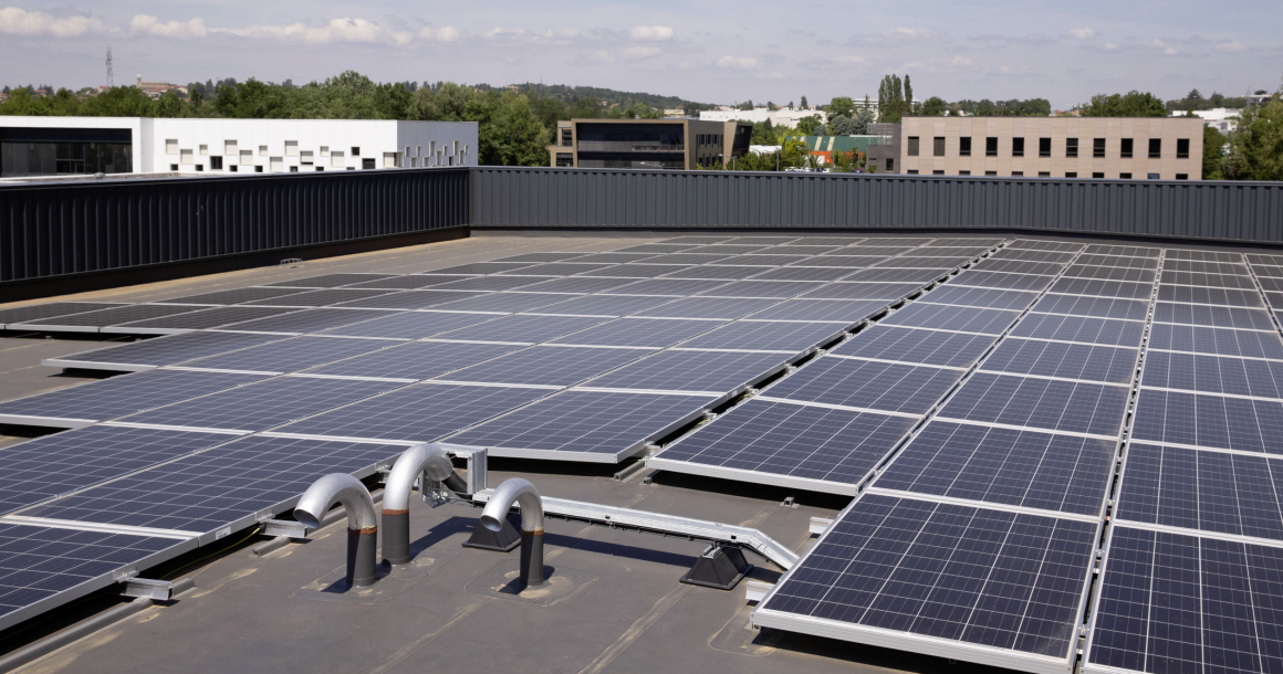 LQ11225884C_picture_0_cropped.jpg La vérification de l’admissibilité d’un apport de charges conséquent est l’un des points de vigilance majeurs pour l’installation de panneaux photovoltaïques en toiture.