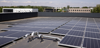 La vérification de l’admissibilité d’un apport de charges conséquent est l’un des points de vigilance majeurs pour l’installation de panneaux photovoltaïques en toiture. 
