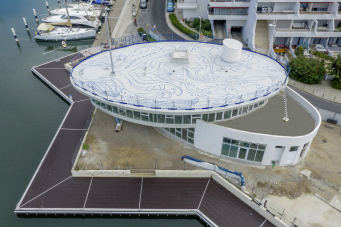 La membrane d'étanchéité gris clair participe au confort d'été de l'ouvrage. 
