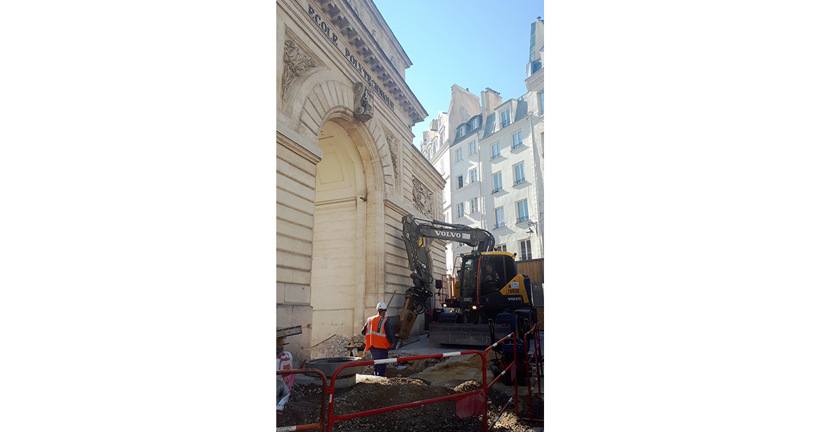LQ11766896C_picture_0_cropped.jpg Le loueur a fait le choix d’une configuration de l’équipement à volée variable, avec un bras à suspension pour limiter le phénomène de tangage en mode translation.