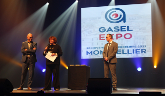 Sérine Hoingne, Présidente directrice générale du Gasel, élue Personnalité de l'année dans le cadre du Sifa, entourée de Christophe Chapotier, Président du Directoire et Didier Dubut, Directeur du groupement. 