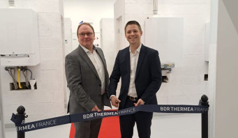 Andrew Keating, directeur des services BDR Thermea Group, et Fabrice Shoshany, directeur commercial et marketing de BDR Thermea France.