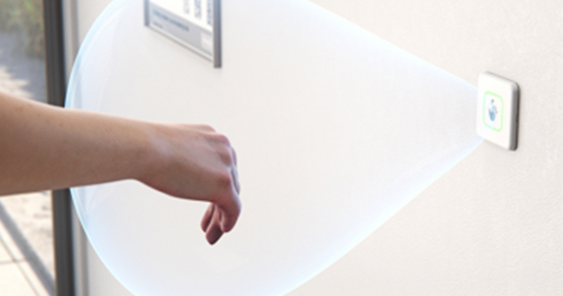 LQ12549456C_picture_0 <p>Pour les portes d’ERP nécessitant un contrôle d’ouverture, l’interrupteur sans contact Magic Switch facilite l’utilisation par les personnes à mobilité réduite.</p>