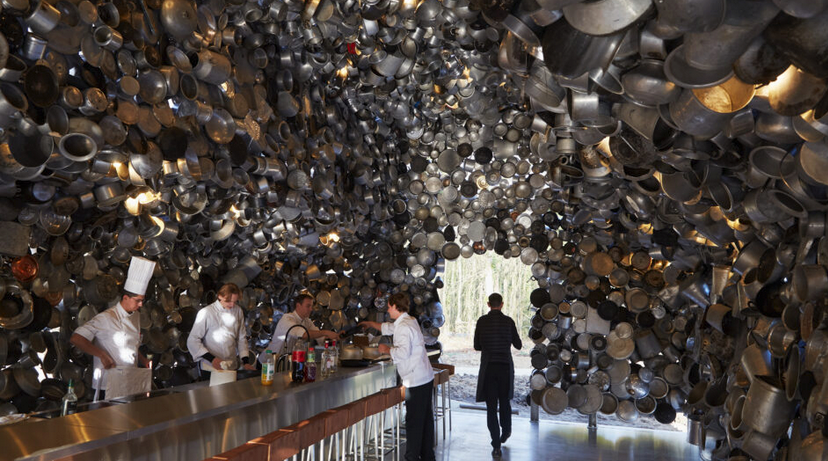 LQ12602164C_picture_0 <p>Lors de la journée inaugurale du Hangar Y à Meudon, Subodh Gupta a investi l’œuvre pérenne installée dans le parc et réalisée à partir de casseroles récupérées, pour y servir un repas indien, préparé avec l’aide de élèves de l’école Ducasse voisine.</p>
