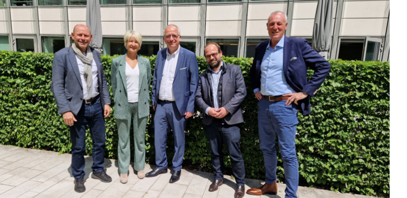 LQ12848900C_picture_0_cropped.png Patrice Ponte, Anne-Sophie Panseri, Philippe Séas, Guillaume Halphen et Pascal Cros.