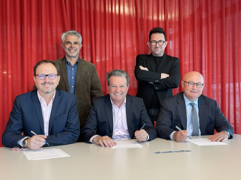 Signature de l’accord de partenariat entre Synetam et GL events. De g. à d. : Guilhem Pinault (Vice-président de Synetam), François Thiery (Directeur commercial de Sirha Food), Pierre Marcel (Président de Synetam), Luc Dubanchet (Directeur de Sirha Food) et Philippe Pasquet (Directeur général de GL events Exhibitions).