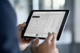 Les utilisateurs ont la possibilité d’interagir avec les systèmes d’automatisation via différentes interfaces comme des télécommandes ou des applications mobiles.
