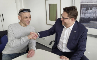 L'athlète Michel Munsch et Yannick Gross, gérant de Lakal.