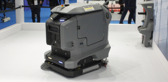 De nombreux robots étaient en démonstration sur les stands ou dans les allées comme l'autolaveuse-robot Kira B 50.