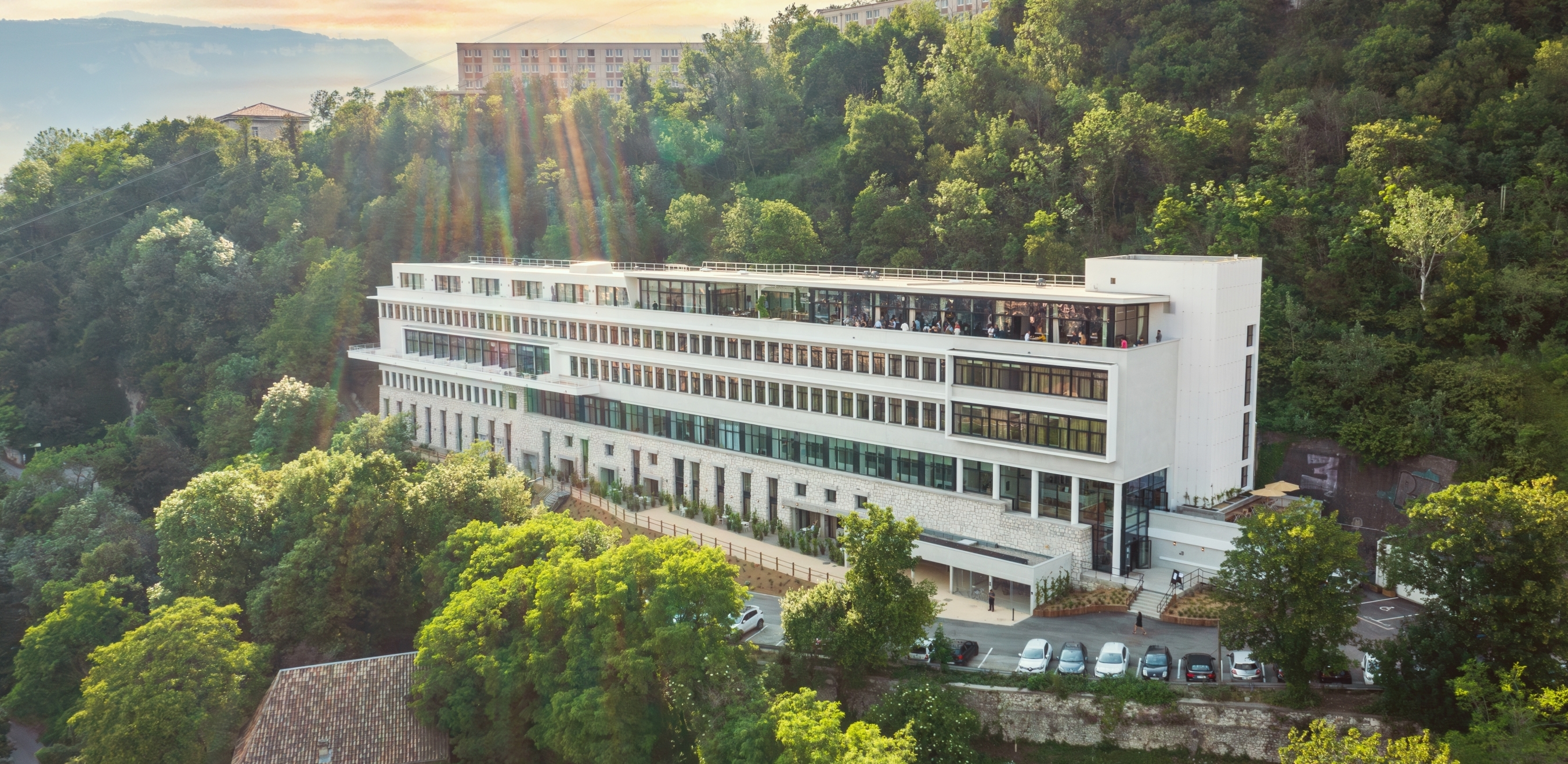 Laisser à l'abandon pendant des années l'ancien institut Dolomieu a été entièrement rénové. 