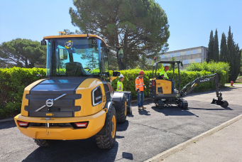 Opérationnels depuis juin dernier, la chargeuse articulée sur pneus Volvo L25E et la mini pelle Volvo EC18 E ont fait leur rentrée scolaire avec les nouvelles promos.