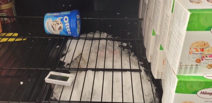 LQ13502473C_picture_0_cropped.jpg Réassort tardif sur le fond de rayon, éclairages défectueux, givre envahissant, problèmes d’entretien et d’hygiène dans les meubles… Le rayon grand froid fait directement les frais d’un certain relâchement provoqué par le manque de main-d’œuvre en magasin, au profit d’autres rayons jugés plus stratégiques.