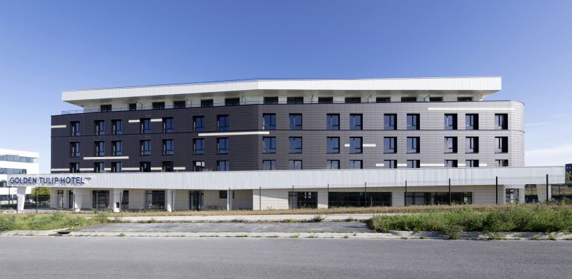 L’hôtel, par ses façades toutes en longueur et leur traitement ponctué de lignes claires symbolise la vitesse faisant ainsi écho à la gare TGV et à l’autoroute.