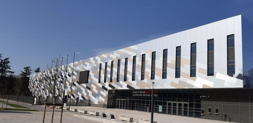 Les façades des halls A et B du parc des expositions de Lyon sont constituées d’un bardage mêlant parements en aluminium composite posés de manière oblique et de cassettes métalliques polymiroir.