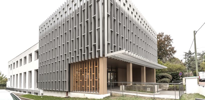 La résille joue un rôle architectural mais aussi de brise soleil.