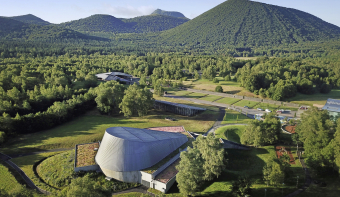 Vulcania est au cœur du parc naturel régional des volcans d'Auvergne. 