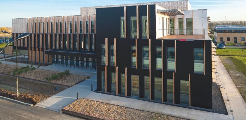 La disposition des brise-soleil a été définie en bureau d’études afin de garantir leur efficacité selon l’orientation des façades.
