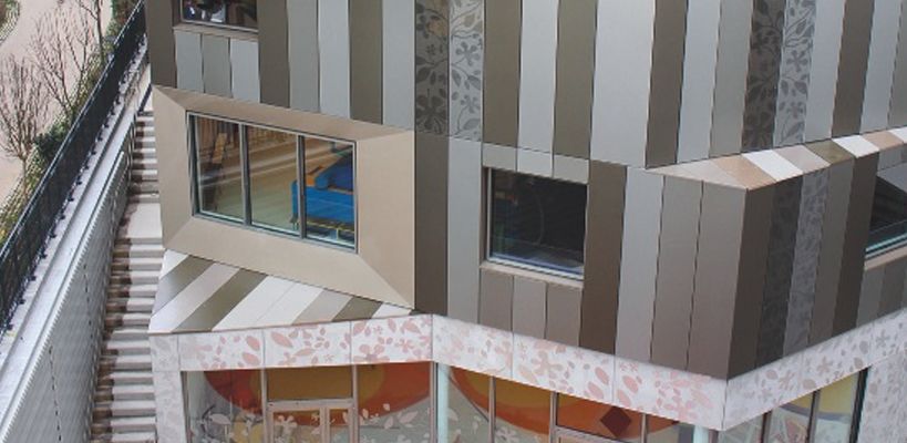 Le bâtiment est conçu comme un jeu de cubes rappelant le monde de l’enfance.