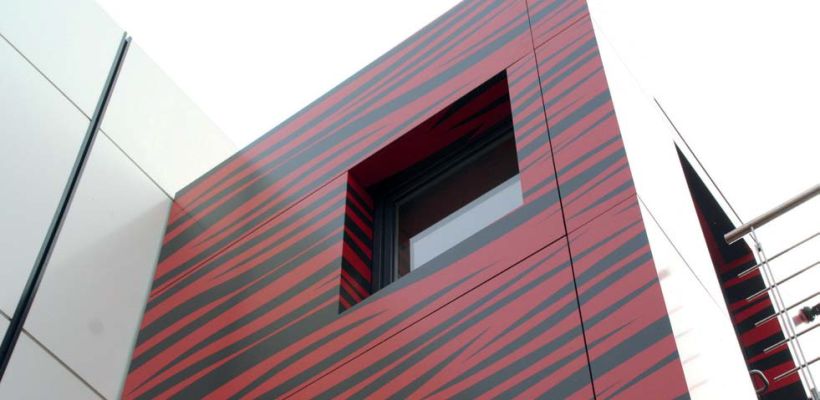 Pour les entreprises de bardage, la pose de panneaux personnalisés comme ici de l’Alucobond Design en Allemagne, nécessite une précision toute particulière pour assurer les raccords.