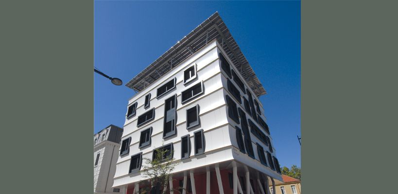 Environ 800 m2 de panneaux composites en aluminium ont été cintrés afin de réaliser ces façades pliées en accordéon.